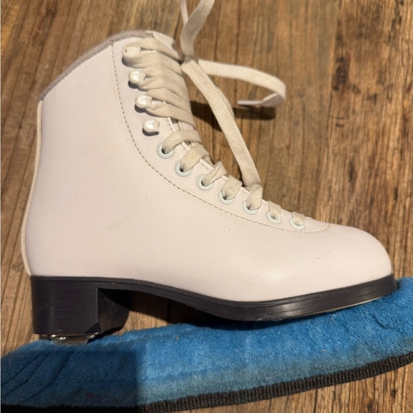Jackson figure skates youth size 3. White- used an excellent condition. - Picture 2 of 8